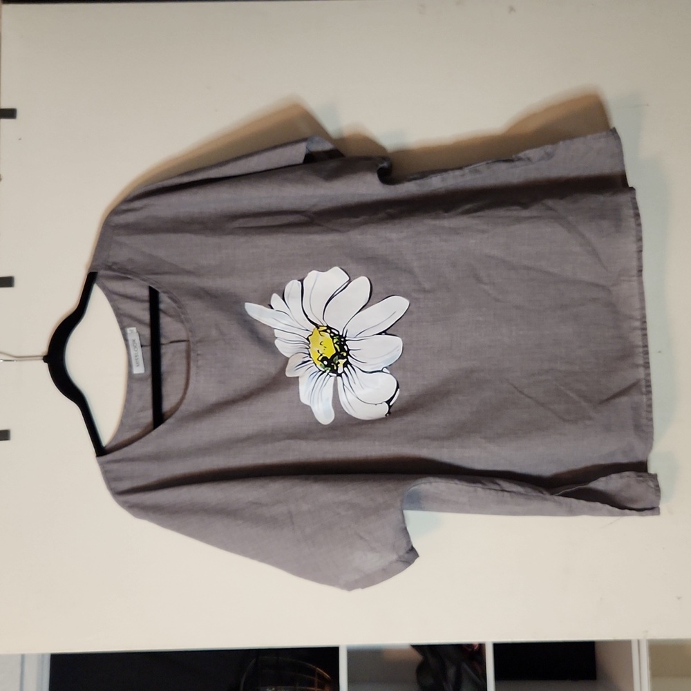 XL (MORE LIKE 2X) MISSLOOK GREY GRAPHIC BLOUSE